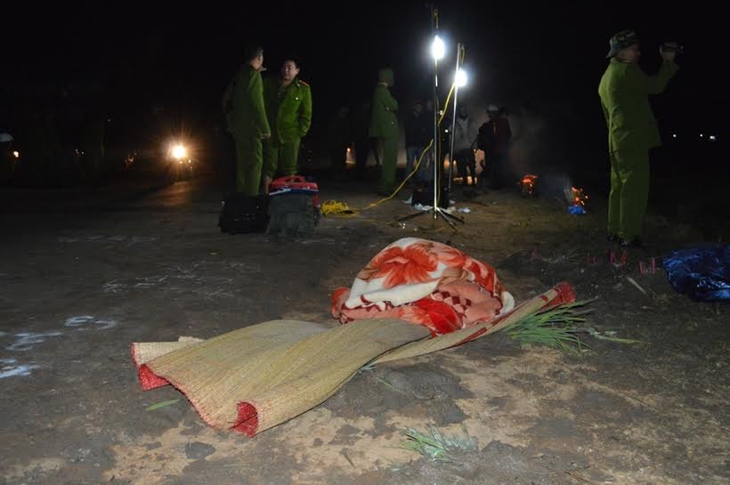 Vo chong va con gai 7 tuoi bi xe bon can chet trong dem hinh anh