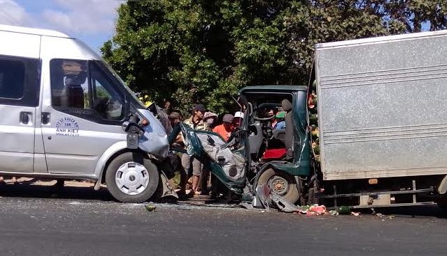 Xe khach doi dau oto tai, 6 nguoi nguy kich hinh anh