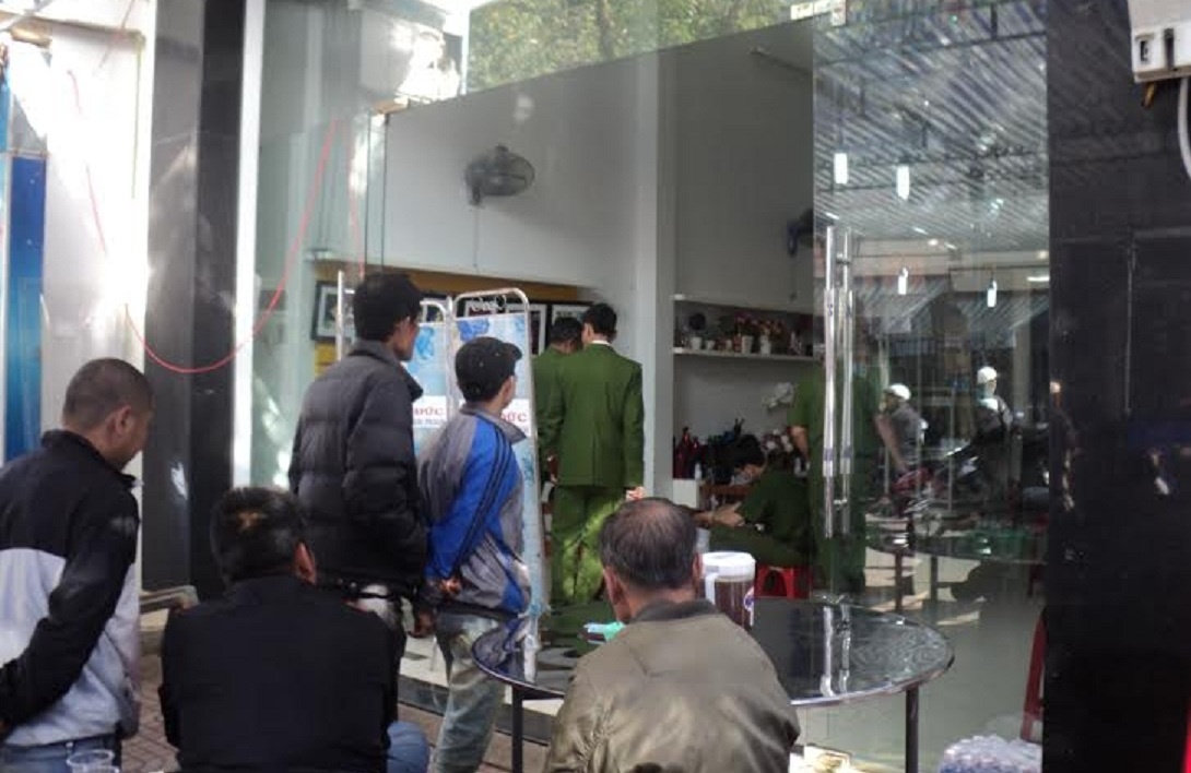 Cơ quan chức năng đang khám nghiệm tử thi.