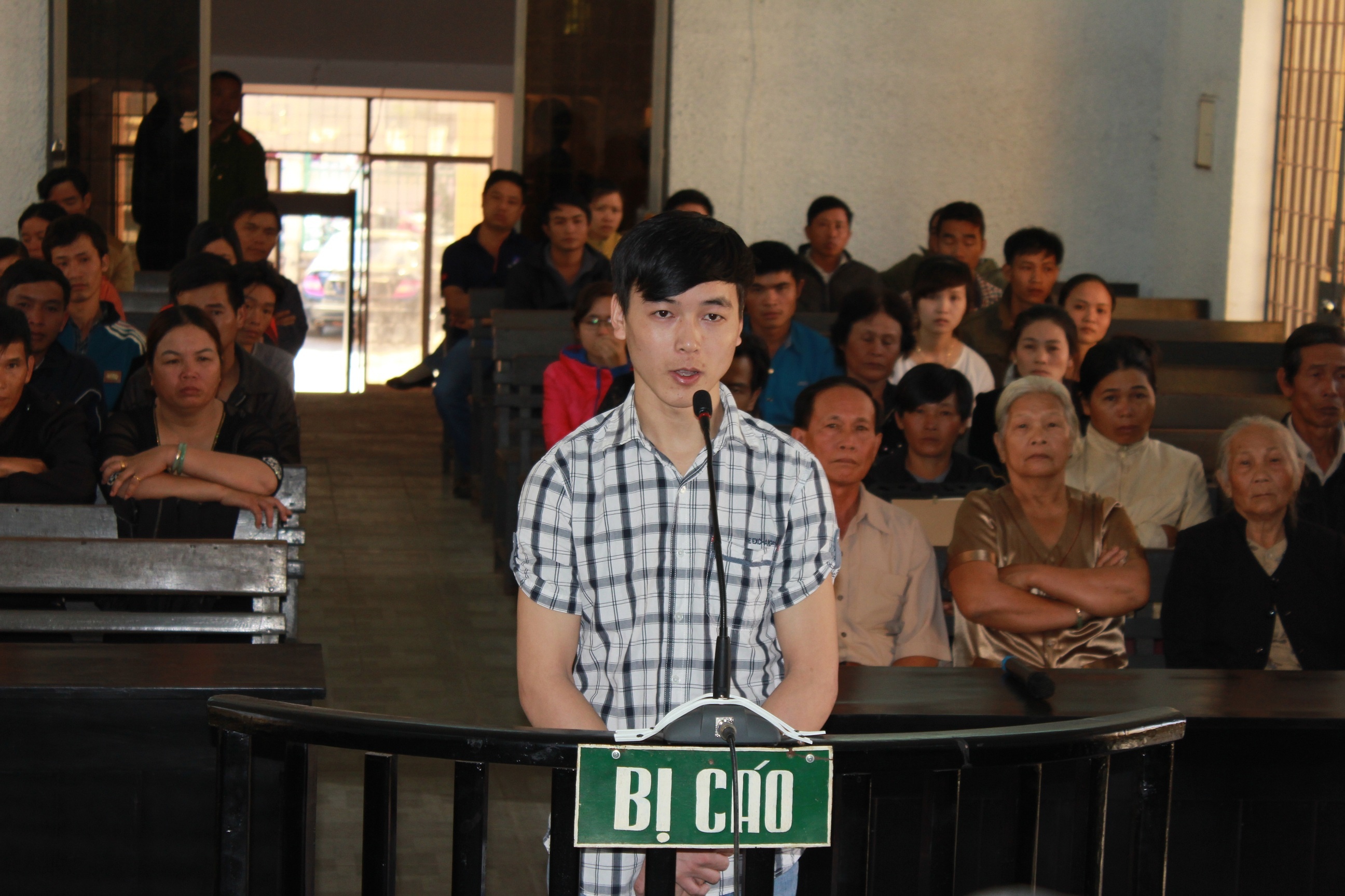 Bi vay danh, thanh nien cam dao dam chet nguoi hinh anh