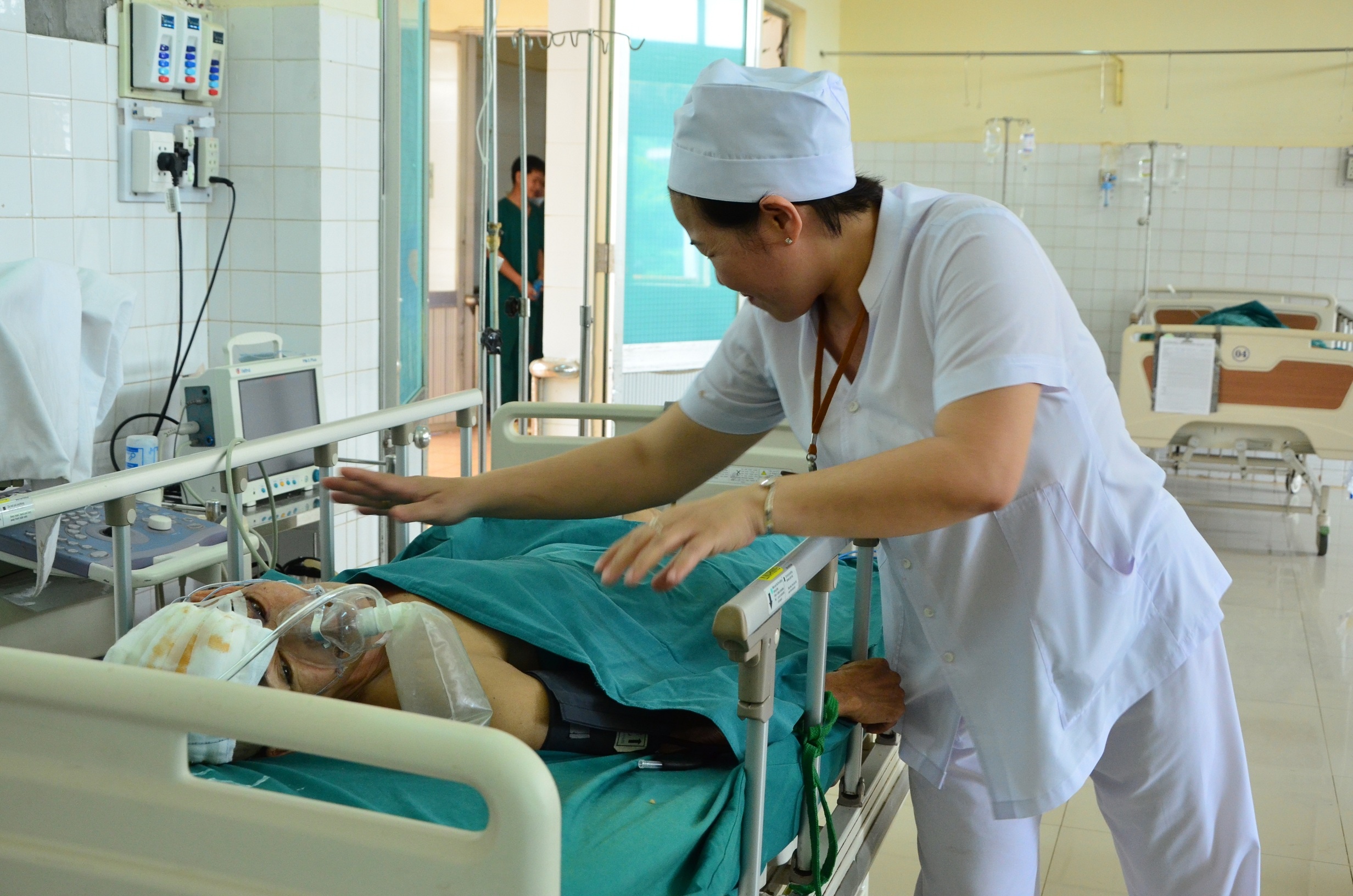 20 nguoi tiep mau cho 3 cha con bi giang ho chem trong dem hinh anh