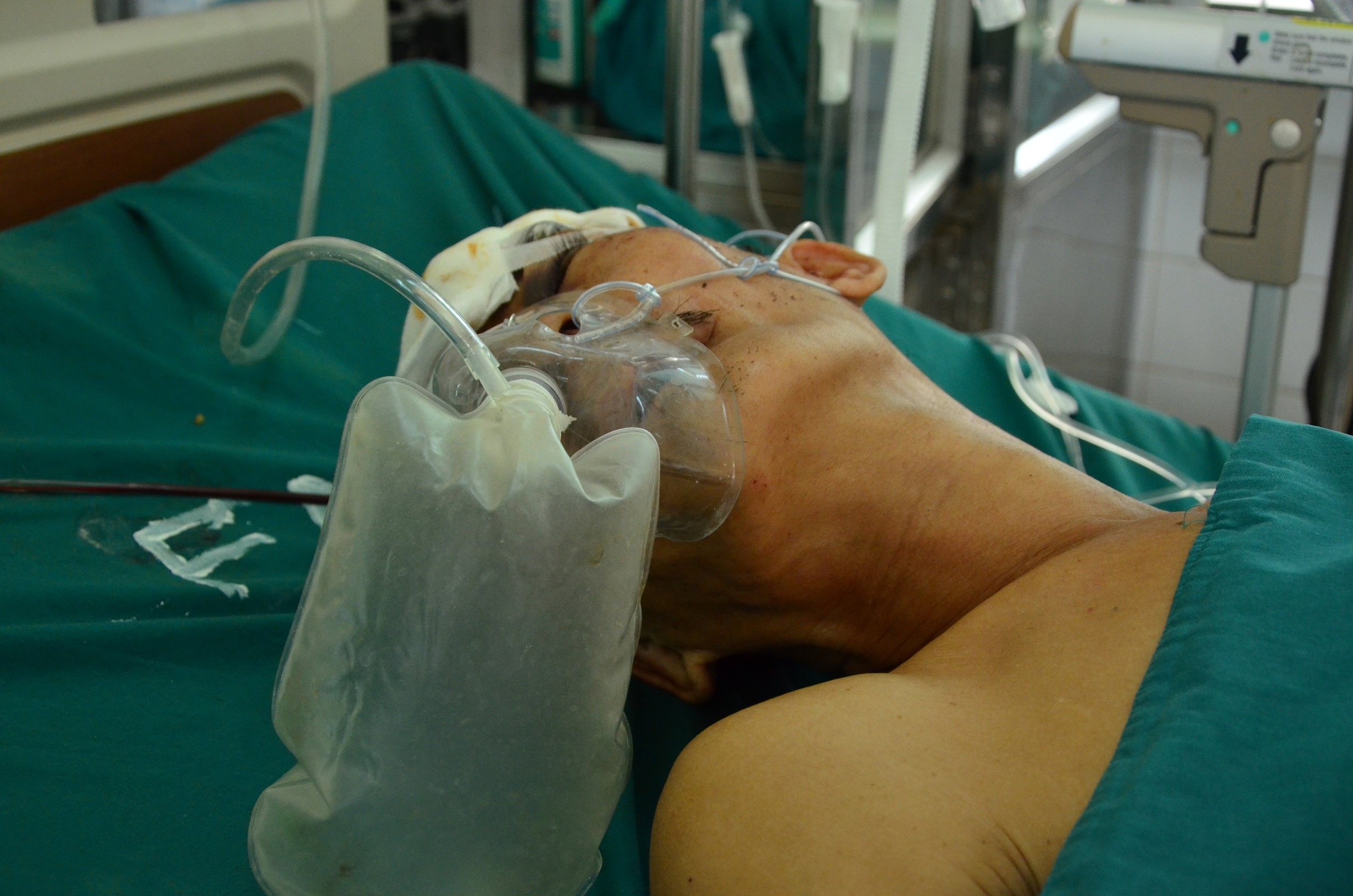 Ông Hoàng đang được cấp cứu tại bệnh viện. Ảnh: Khải Hoàng.