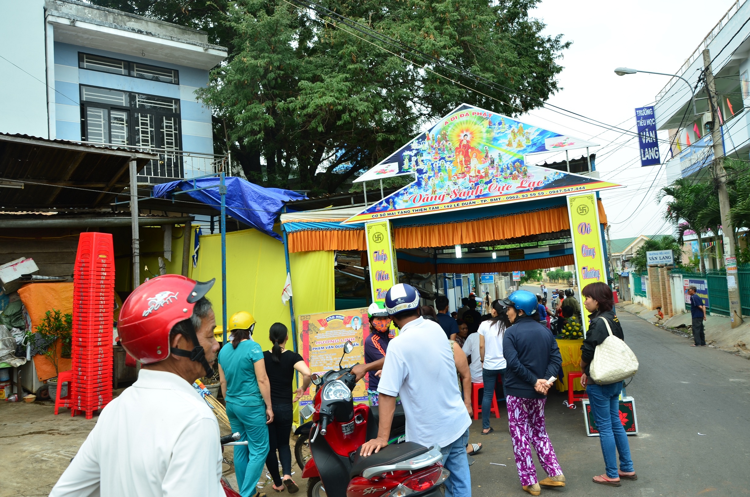 Người nhà tổ chức đám tang cho anh Tuấn. Ảnh: Khải Hoàng.