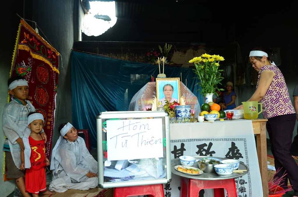 Người nhà tổ chức đám tang cho anh Lạc. Ảnh: Khải Hoàng.