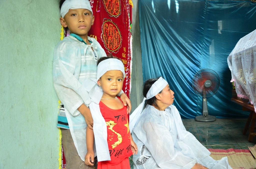 Cháu Long cùng mẹ đau đớn trước cái chết của cha. Ảnh: Khải Hoàng.