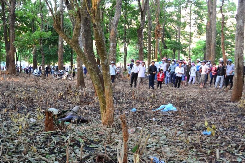 Hang tram nguoi dan keo den vuon thong xem xac chet chay hinh anh