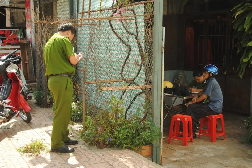 Hiện trường 2 công an bị chém trong đêm. Ảnh: Khải Hoàng.