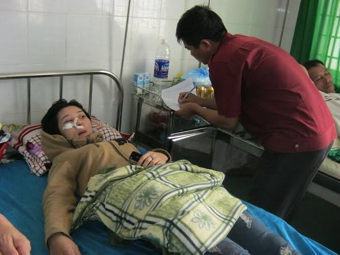 Chị Thủy được cấp cứu tại bệnh viện. Ảnh: Khải Hoàng.