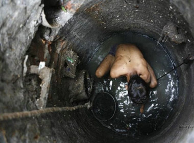 Hai nguoi ngat khi doc tu vong duoi gieng sau 25m hinh anh