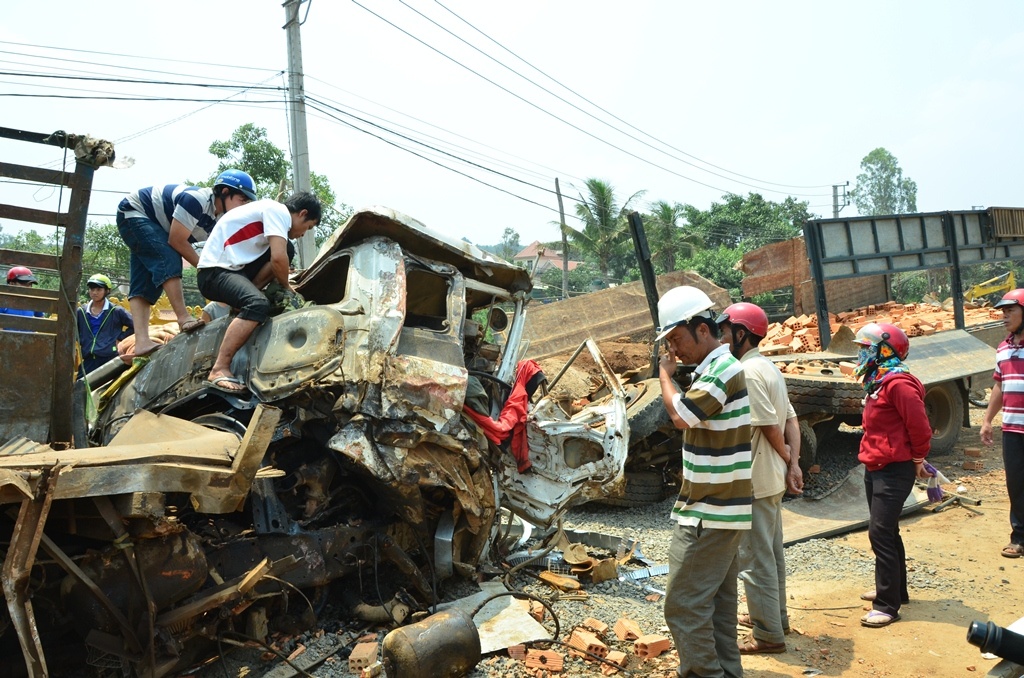 Hiện trường vụ tai nạn kinh hoàng. Ảnh: Khải Hoàng.
