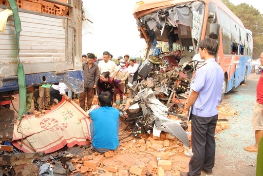 Hai xe tai doi dau, 6 nguoi chet tai cho hinh anh
