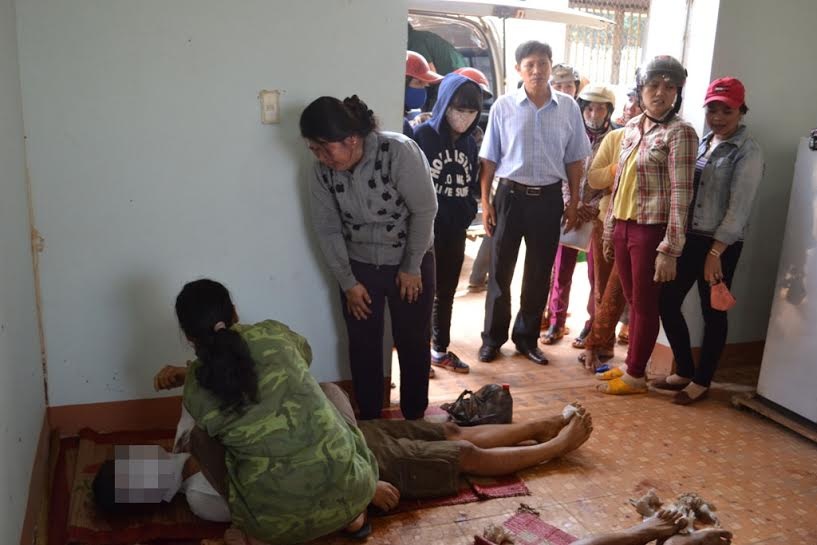 Người thân đau đớn nhận diện nạn nhân. Ảnh: Khải Hoàng.