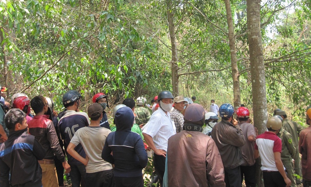 Hang tram nguoi keo den xem xac nguoi phan huy trong rung hinh anh