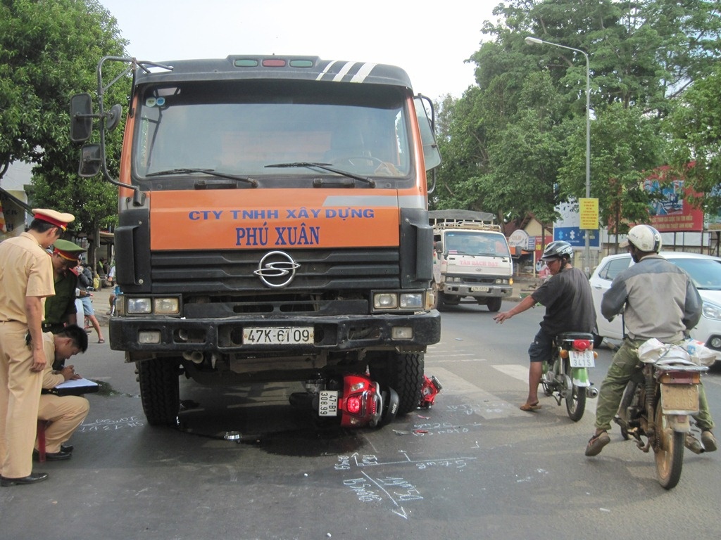Nguoi dan ba bo ra tu gam xe, tai xe moi biet gay tai nan hinh anh