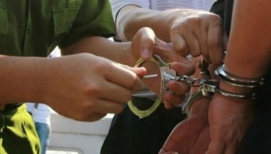 Bat 3 can bo ngan hang lap ho so khong chiem doat tien ty hinh anh