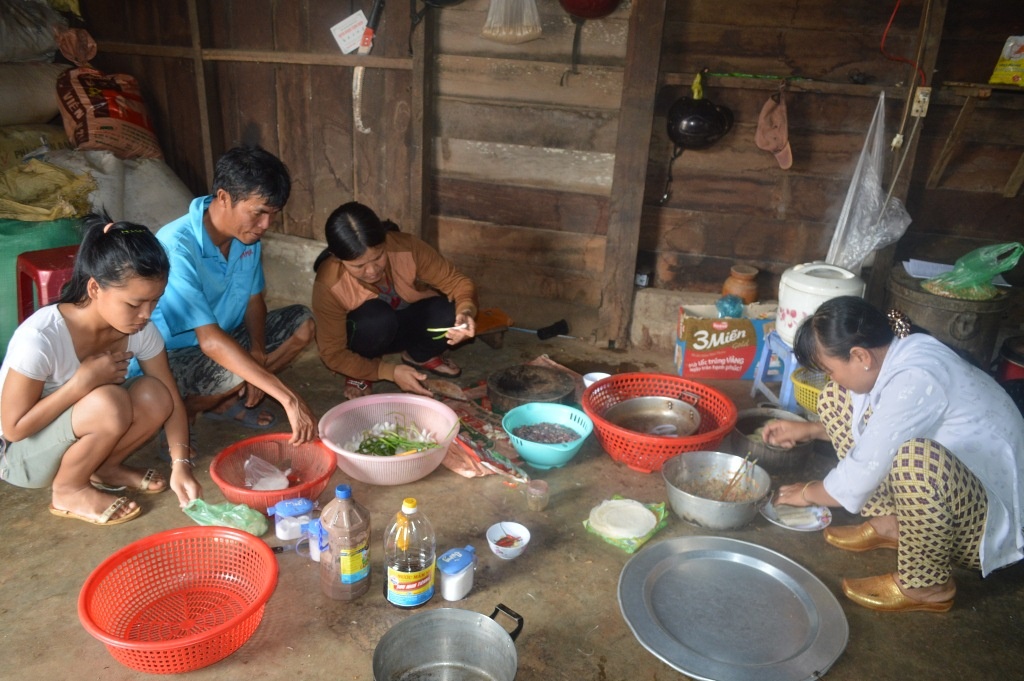 Gia dinh ngheo an mi goi trung thuong hon 100 trieu dong hinh anh