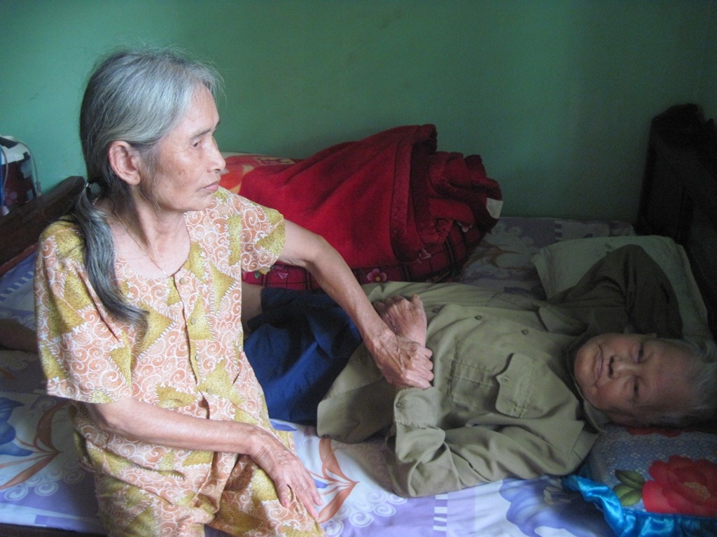 Ông Hòa là thương binh, cả hai vợ chồng đều liệt một chân bị lừa mất 70 triệu đồng. Ảnh: Khải Hoàng.