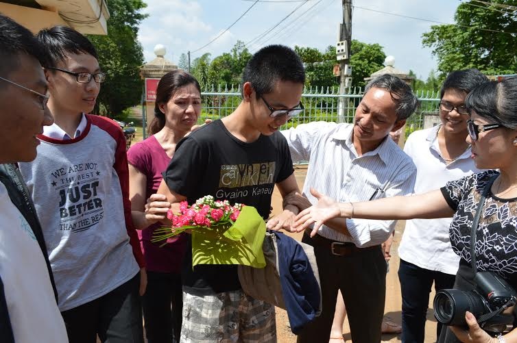 Nam sinh lop 12 bi cong an ap giai tai truong duoc tai ngoai hinh anh
