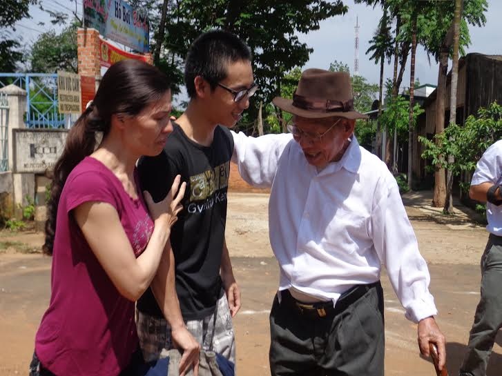 Thiện trở về trong niềm vui khôn tả của người thân. Ảnh: Khải Hoàng.