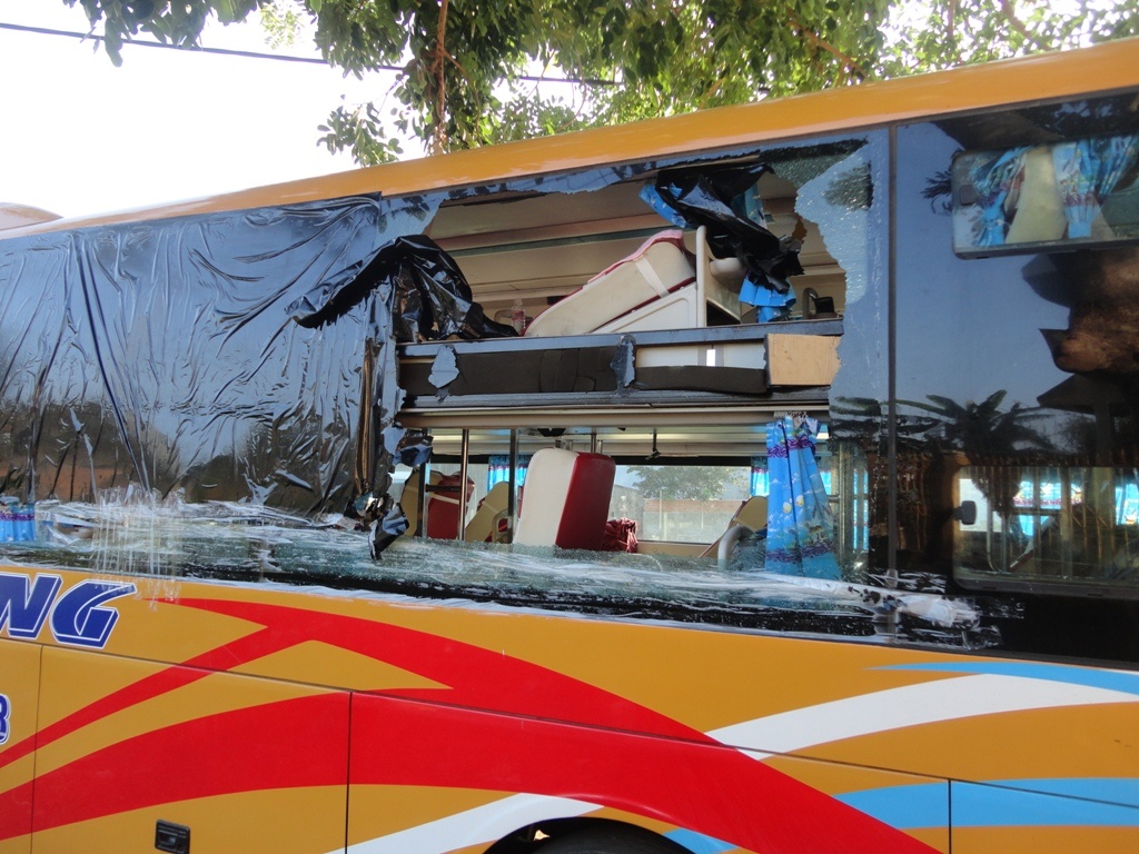 Hang chuc khach la het trong xe bi nem vo toang kinh hinh anh