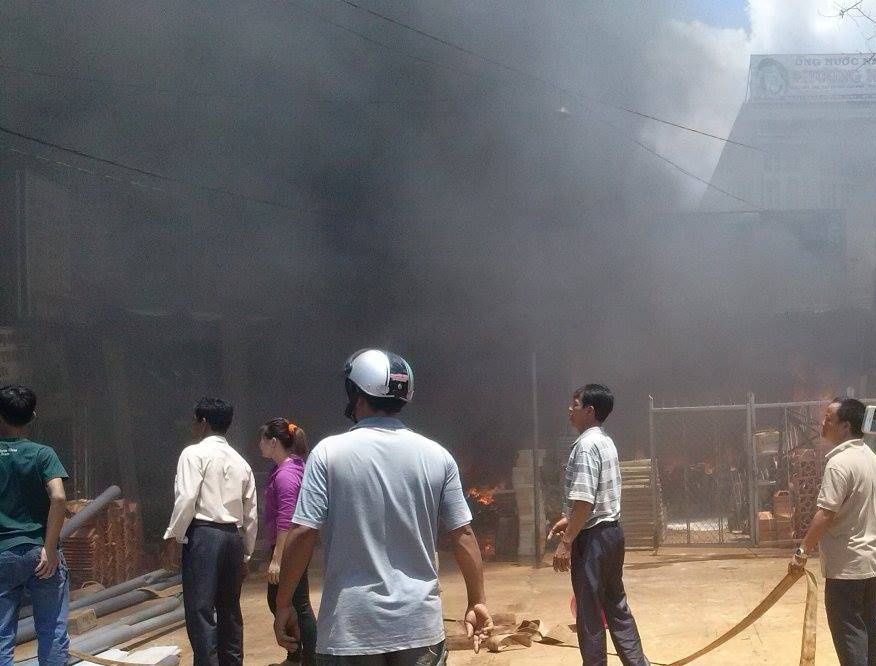 Lua bao trum khu cho, hang tram nguoi bo chay tan loan hinh anh