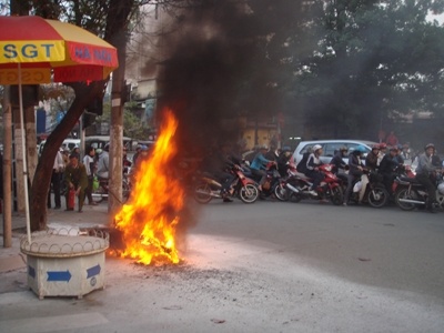 Hang chuc nguoi dap lua cuu nan nhan bi tat xang dot hinh anh