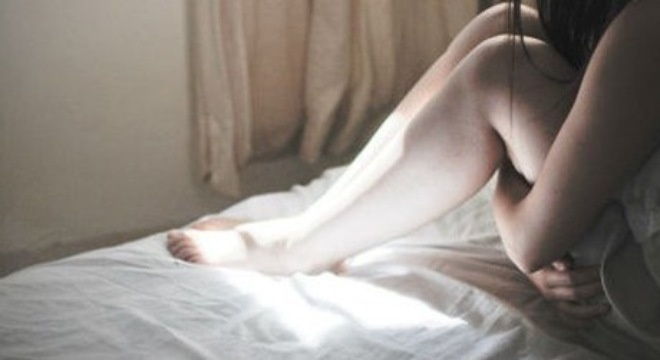 Hai thanh nien vao nha hiep dam, doa giet thieu nu hinh anh