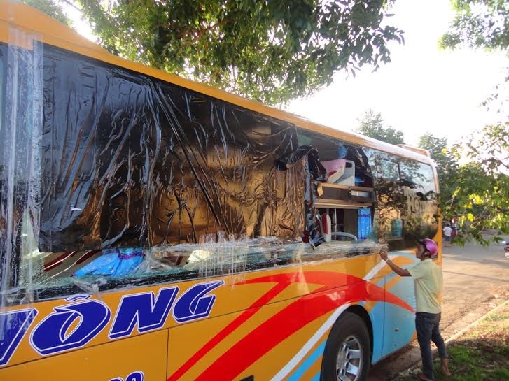 Xe khach bi nem da toi tap, tai xe trong thuong hinh anh