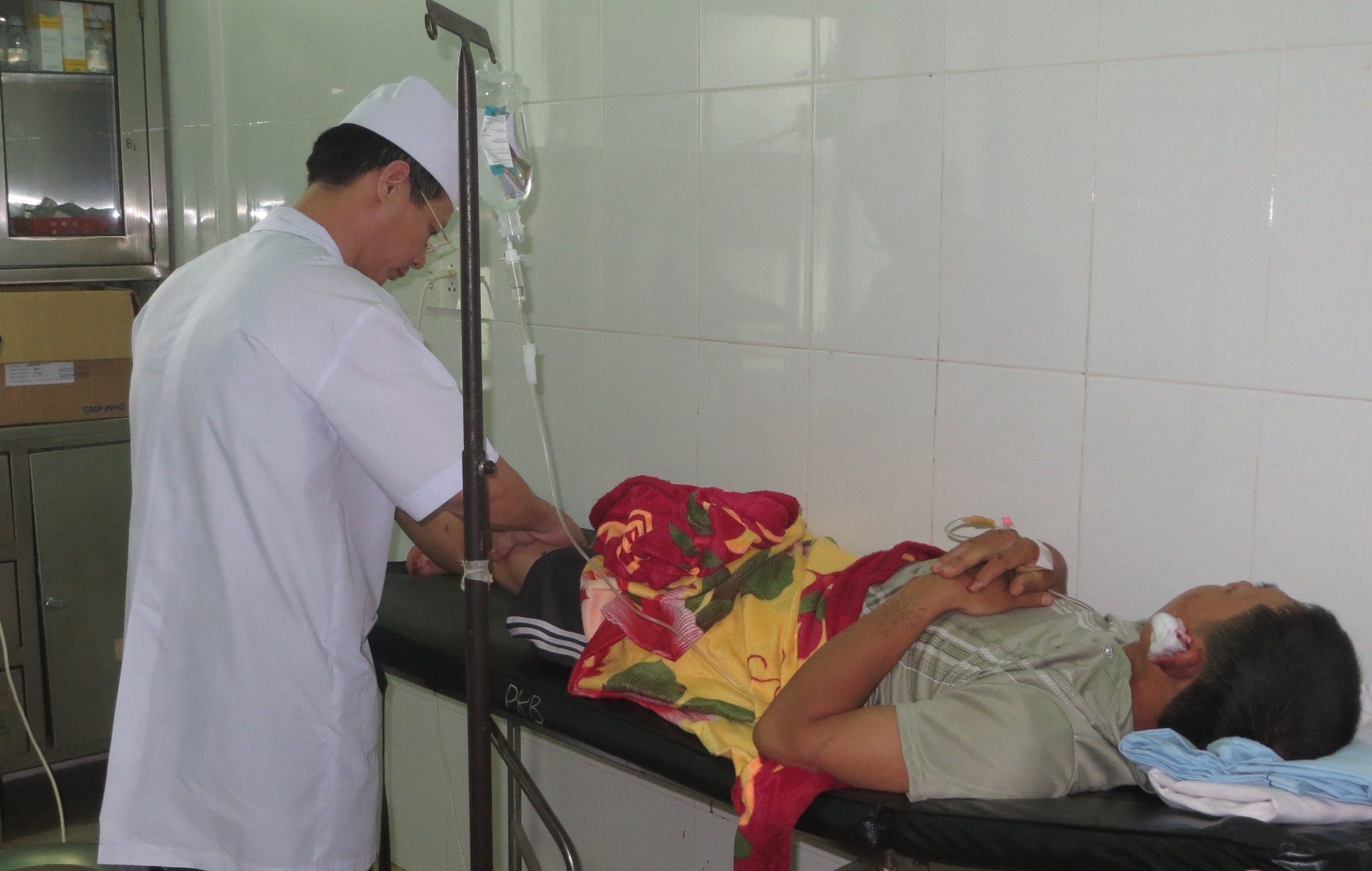 Nu sinh dua cha roi tu tang 2 di vien roi quay ve thi hinh anh