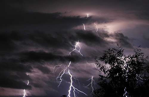 Set danh mot phu nu tu vong, hang chuc nguoi bo chay hinh anh