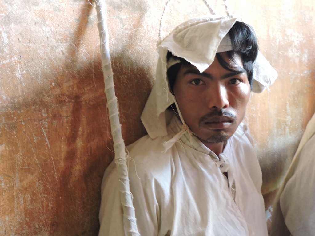 Người bố trẻ vẫn chưa hết bàng hoàng khi 3 cô con gái đều chết tức tưởi. Ảnh: Khải Hoàng.