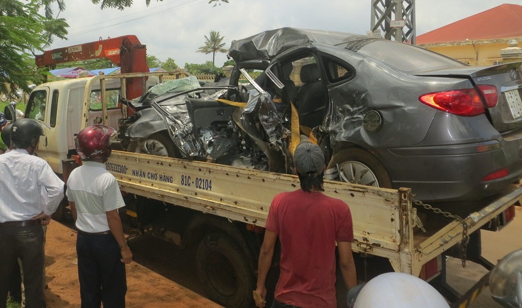 Hai nguoi tu vong sau vu xe hop doi dau xe khach hinh anh