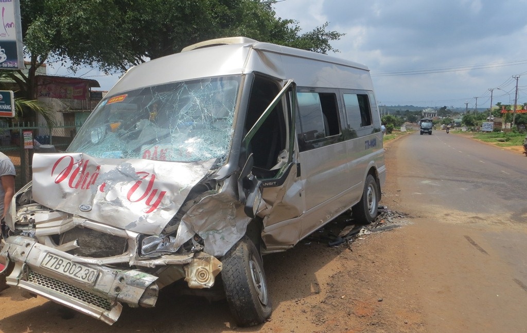 Chiếc xe khách bẹp dúm sau cú tông cực mạnh. Ảnh: Khải Anh.