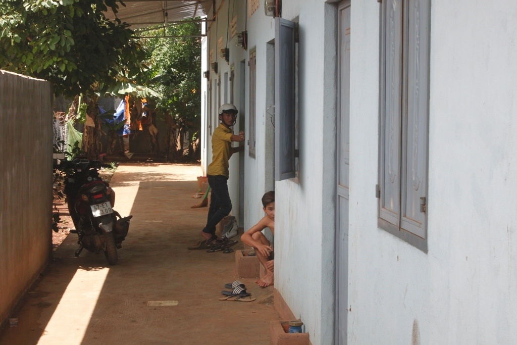 Nhom thanh nien danh chet nam sinh vi mat doi dep hinh anh