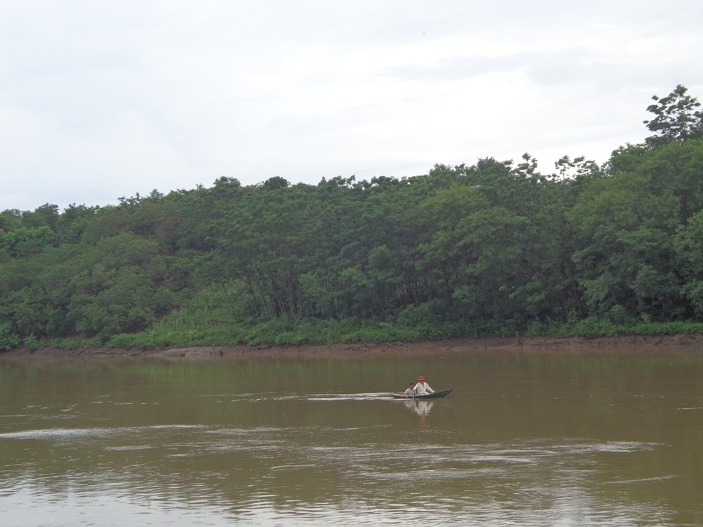 Lực lượng cứu hộ vẫn đang tích cực tìm xác nam thanh niên. Ảnh: Khải Hoàng.