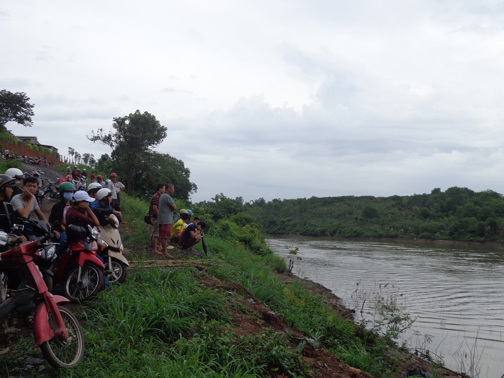 Nhan tin cho anh trai cham soc bo me roi nhay cau tu tu hinh anh