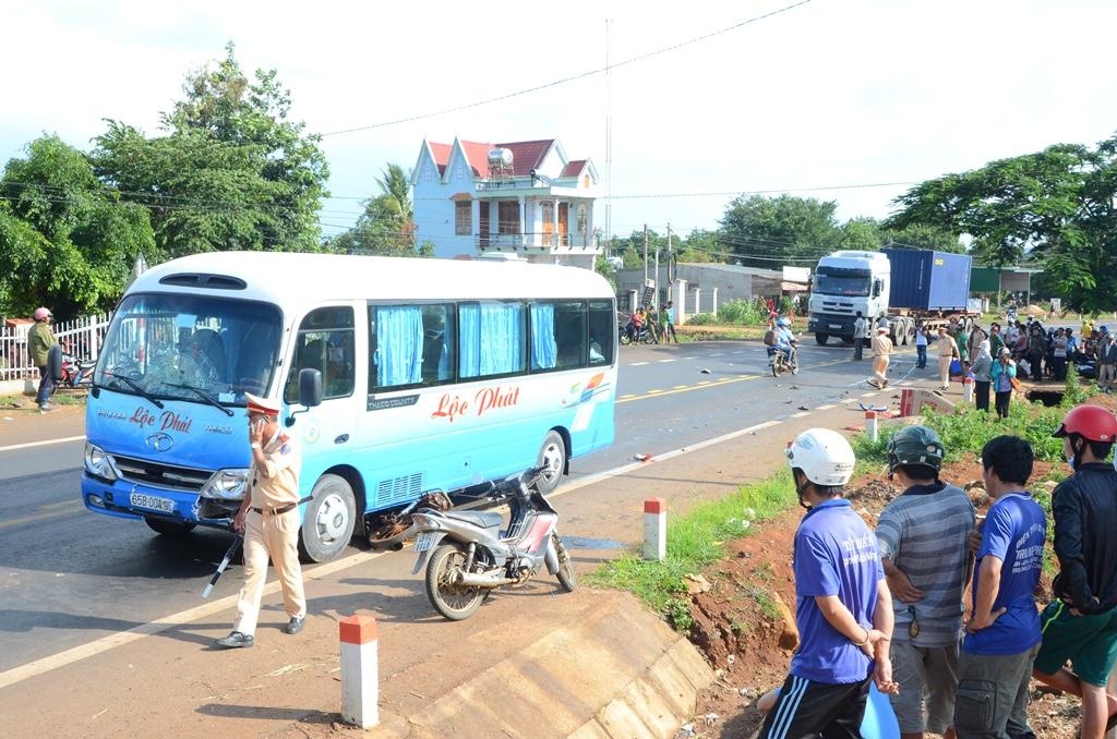 Ra khoi dam tang, 2 chu chau bi xe khach tong chet hinh anh