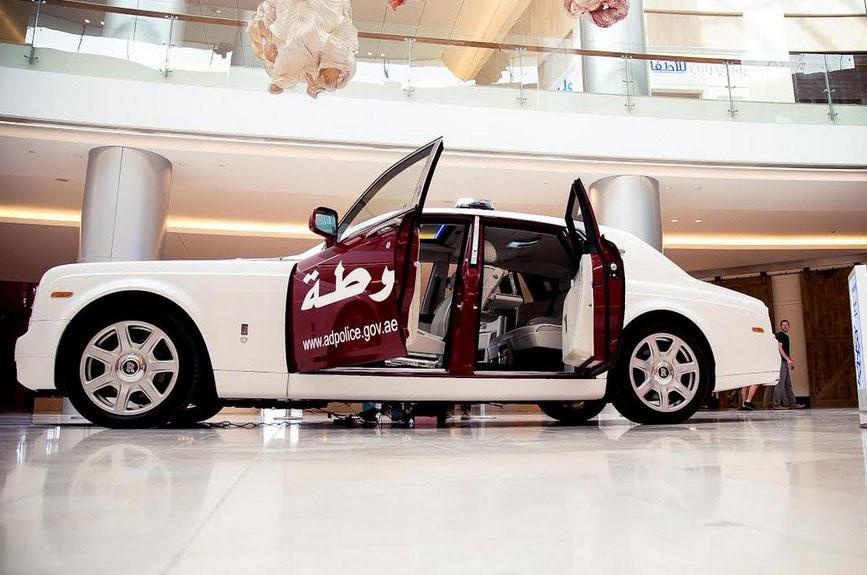Rolls-Royce Phantom mang màu áo cảnh sát Abu Dhabi