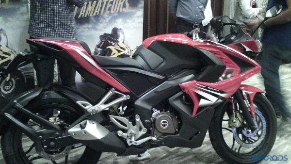 Bajaj Pulsar RS200 sở hữu thiết kế khá dữ dằn. Ảnh: Motoroids