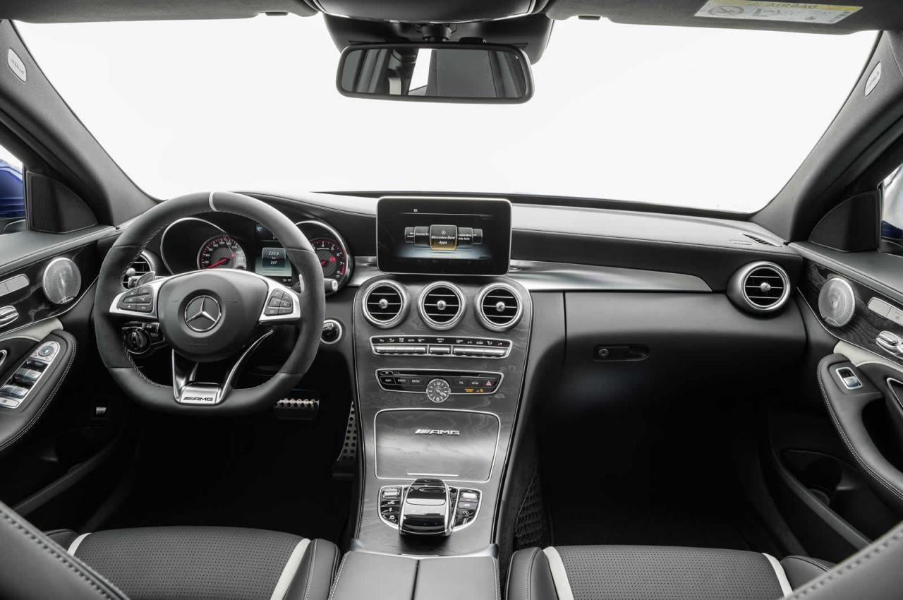 Khoang nội thất sang trọng của C63 AMG
