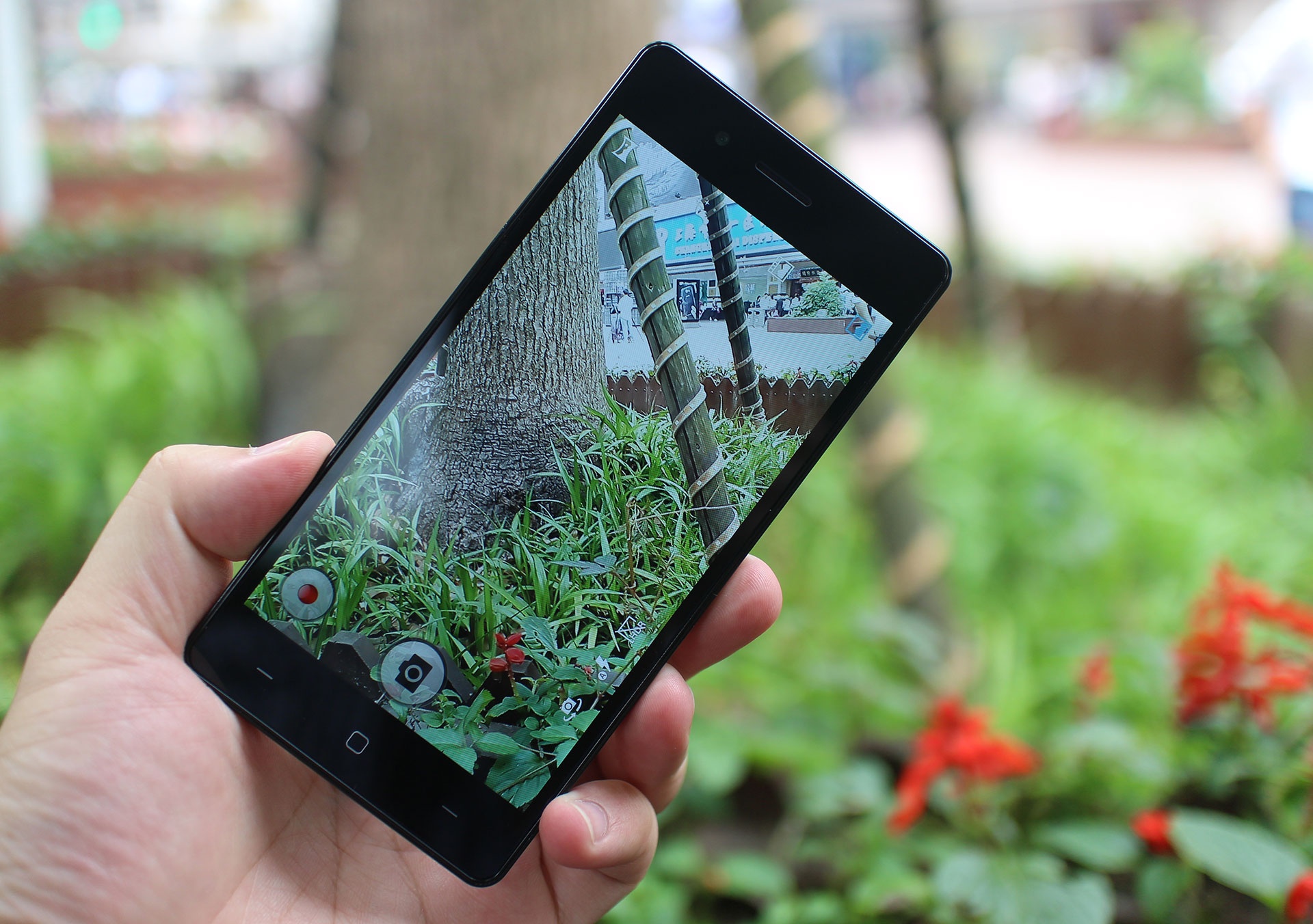 Trai nghiem nhanh smartphone 2 SIM gia 2,4 trieu dong hinh anh