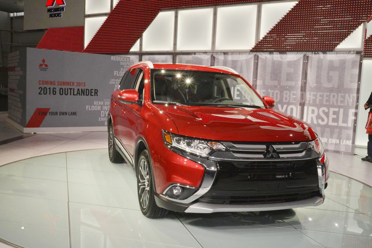 Mitsubishi Outlander 2016 co gia hon 20.000 USD hinh anh