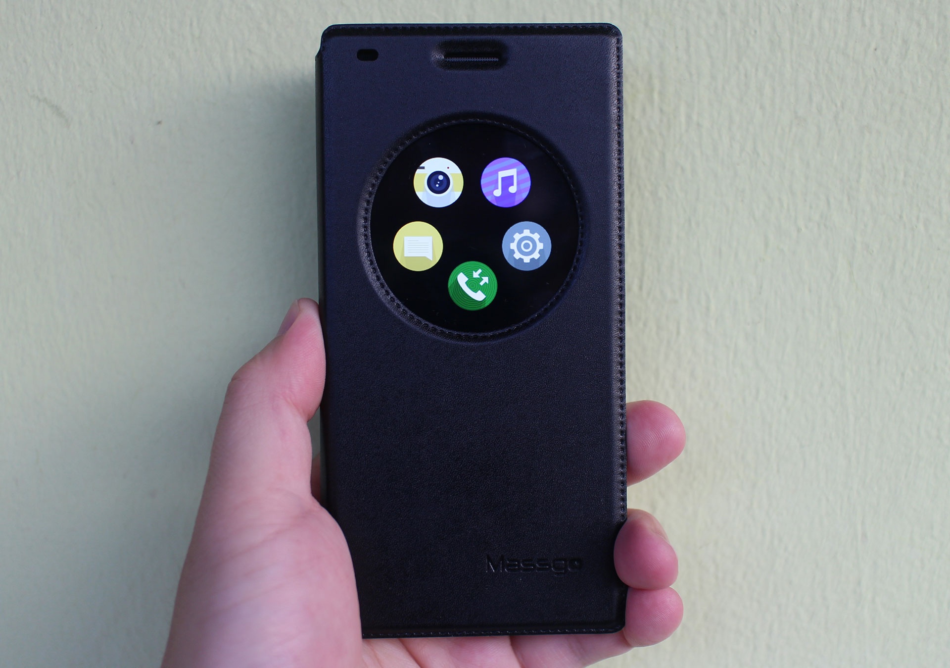 Máy được bán kèm sạc, sách hướng dẫn, tai nghe, miếng dán màn hình và bộ vỏ bảo vệ thiết kế dạng Quick Circle giống các sản phẩm của LG. Massgo E3 hiện có giá 2.990.000 đồng.