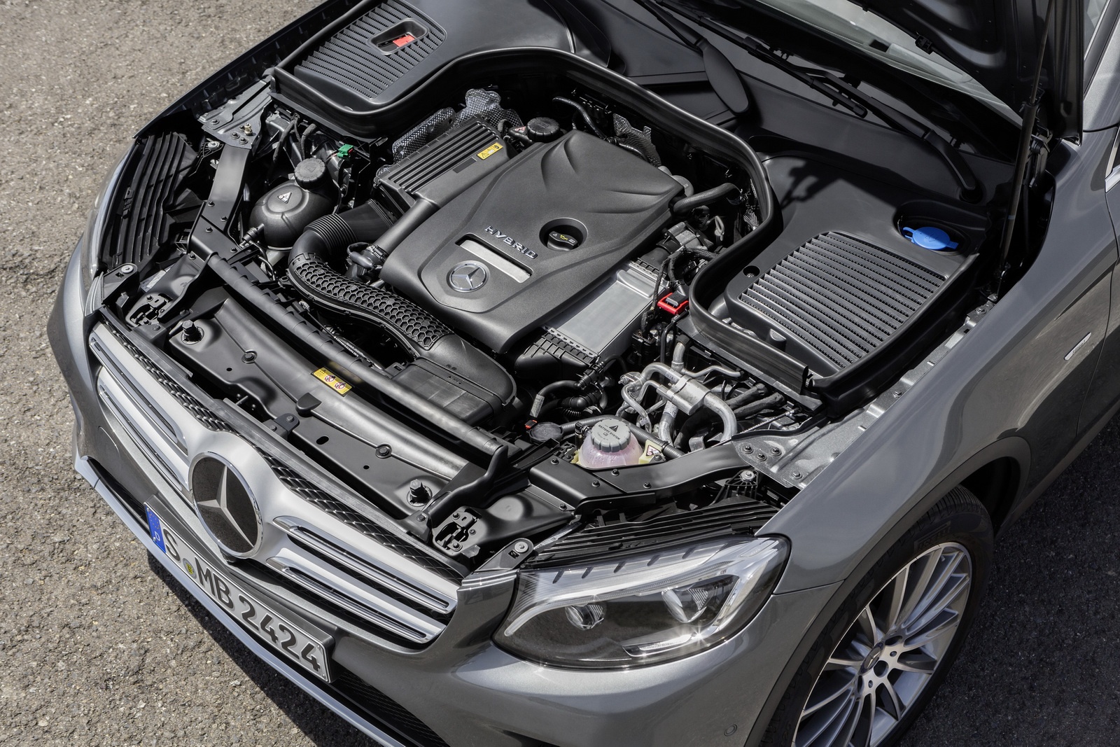 Dưới nắp ca-pô, GLC sẽ có 3 phiên bản gồm: 220 d 4MATIC 170 mã lực, mô-men xoắn 400 Nm; 250d 4MATIC 204 mã lực, mô-men xoắn 500 Nm; 250 4MATIC 211 mã lực, mô-men xoắn 350 Nm.