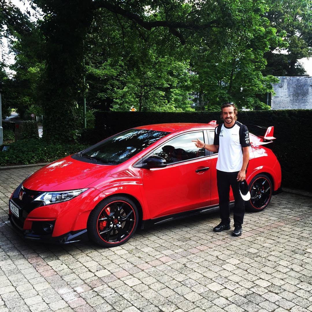 Cựu vô địch F1 Fernando Alonso bên chiếc Honda Civic Type R hoàn toàn mới