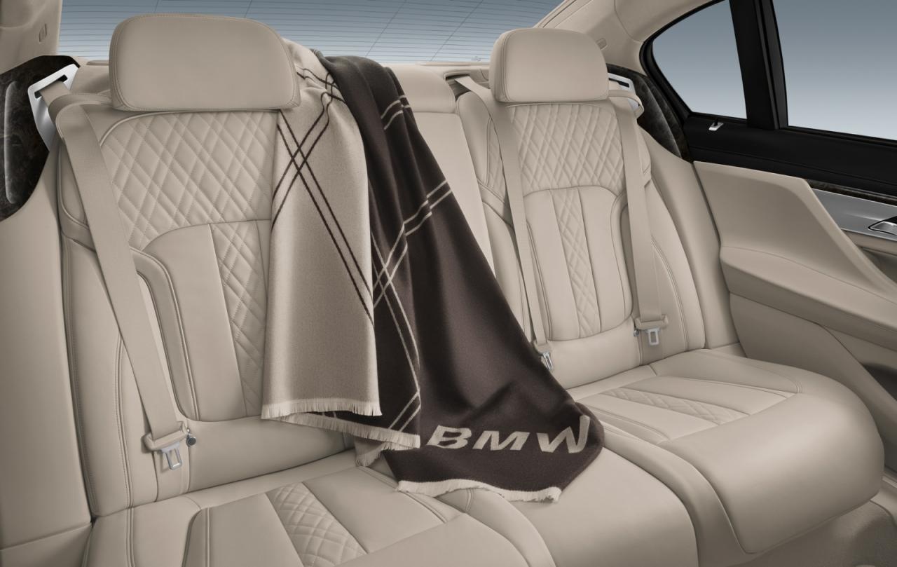 Chăn du lịch gắn logo BMW