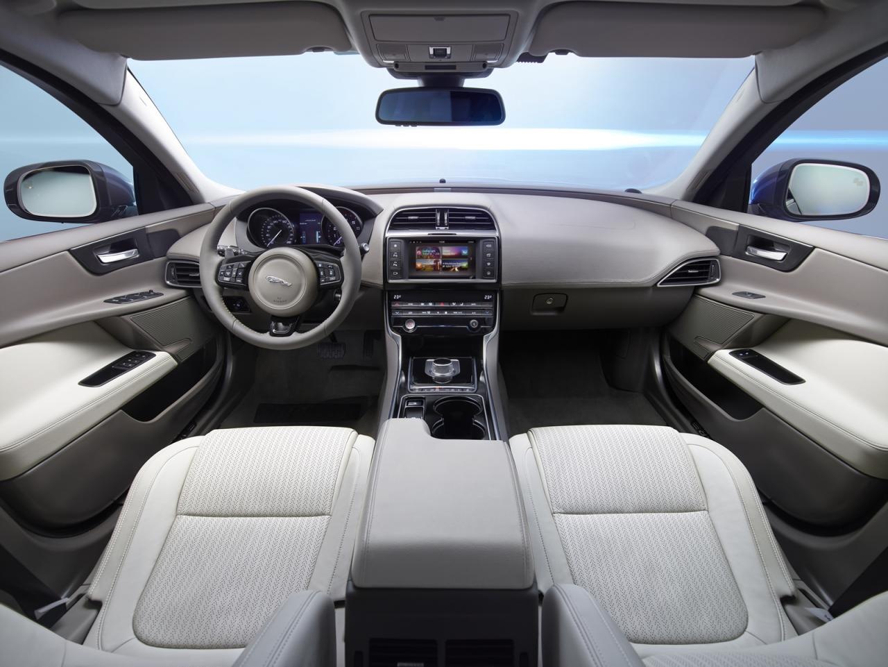 Không gian nội thất của Jaguar XE