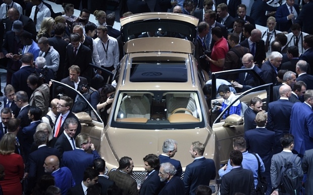 Bentley Bentayga thu hút đông đảo khách tham quan