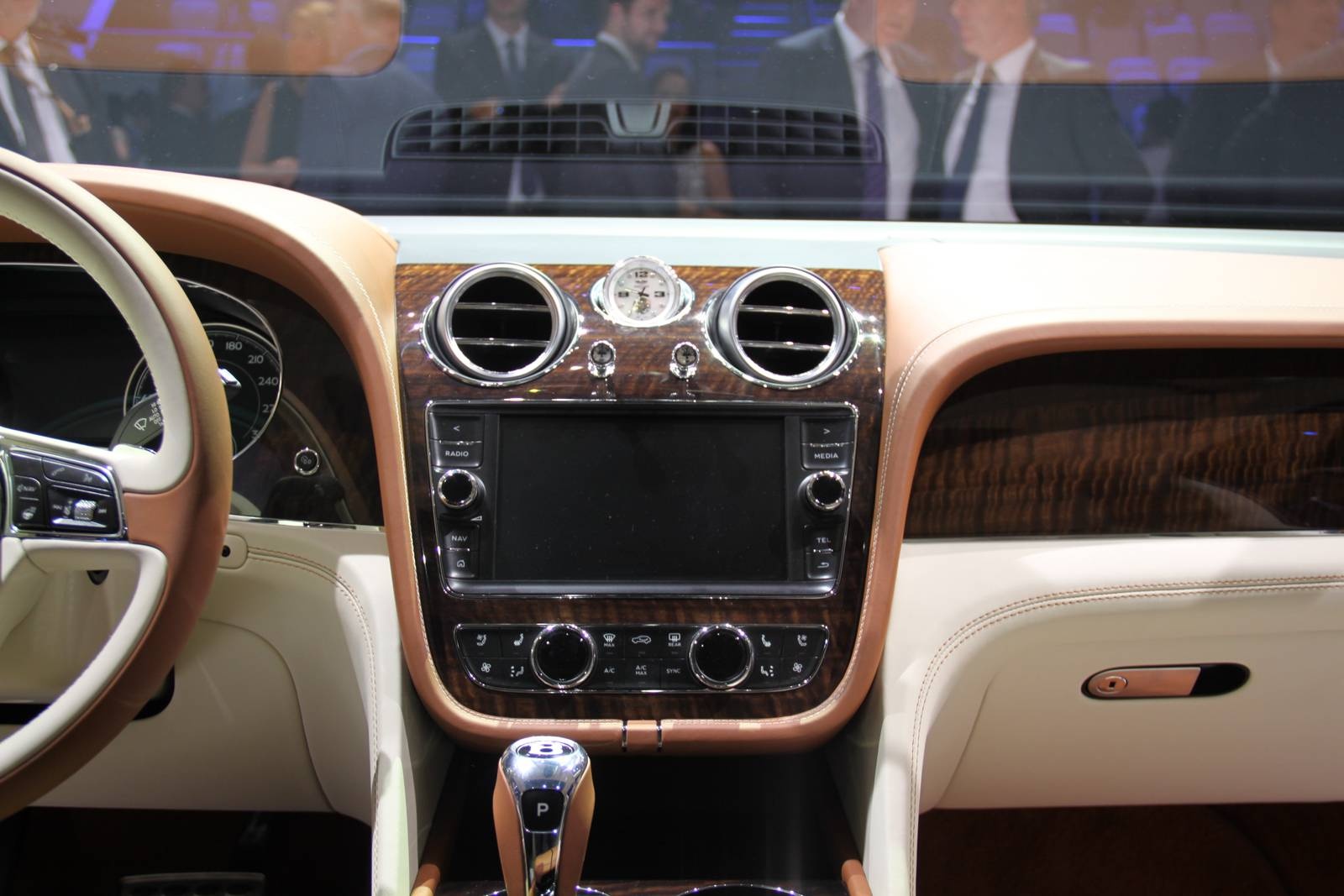 Không gian nội thất đặc trưng của Bentley