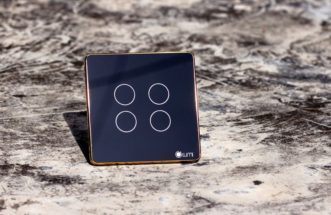 Thiết bị công tắc cảm ứng mạ vàng trong hệ thống nhà thông minh.